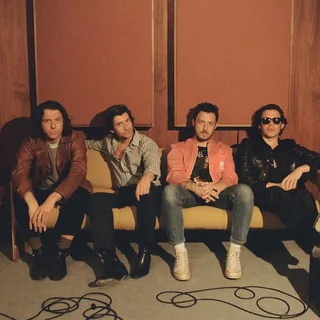 عکس آرکتیک مانکیز (Arctic Monkeys) — خواننده در TapSeda