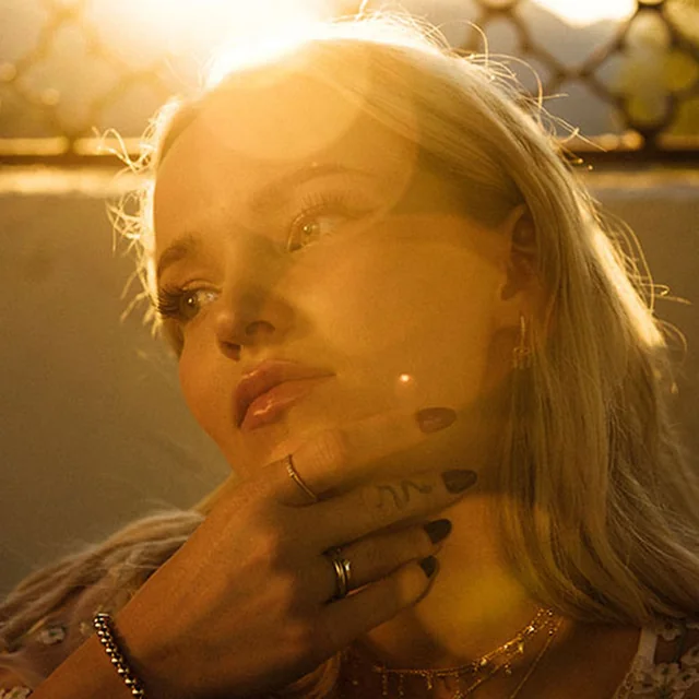 عکس Dove Cameron — خواننده در TapSeda