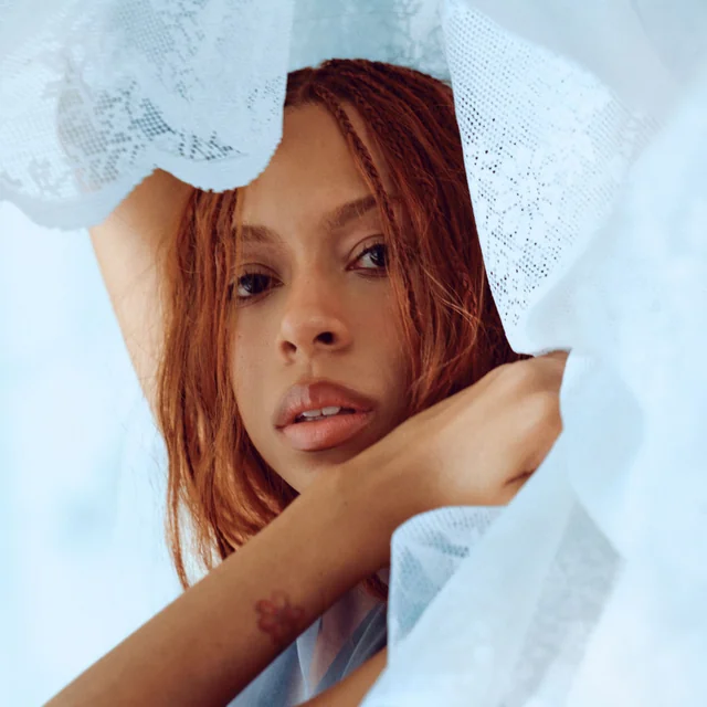 عکس Ravyn Lenae — خواننده در TapSeda