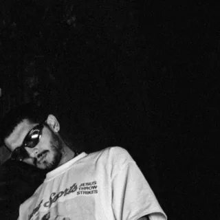 عکس سایه (Saye) — خواننده در TapSeda